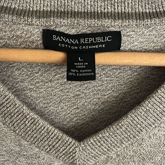 Banana Republic Men’s v neck cashmere blend tan sweater - Picture 5 of 13